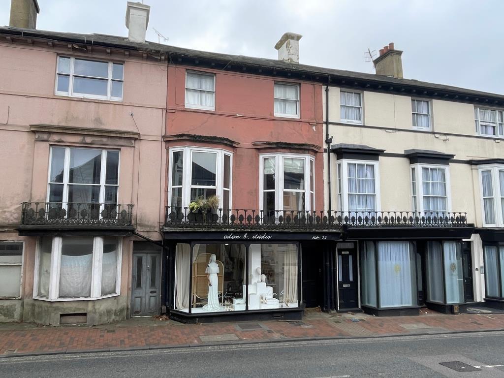 Lot: 159 - FREEHOLD COMMERCIAL INVESTMENT PLUS GROUND RENT INCOME - Front view of commercial and residential investment